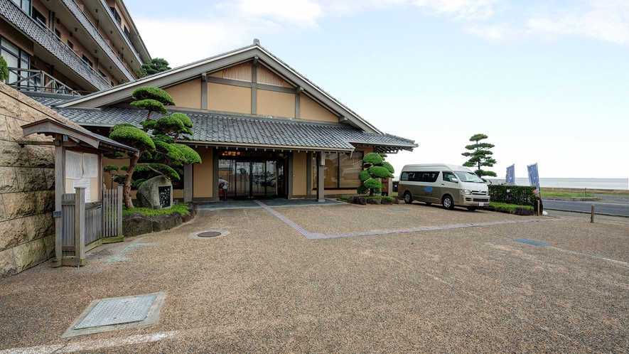 *【外観】源泉かけ流し温泉と夕日が自慢、海若の宿へようこそ！