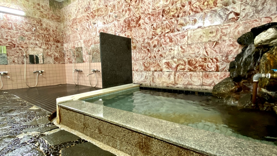 【大浴場】ゆったりとした石造りの浴場です。
