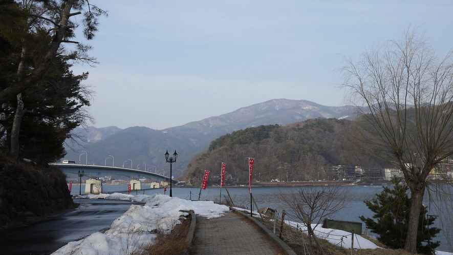 *河口湖/早朝の散歩やウォーキングにもおすすめ。当館より徒歩1分です！