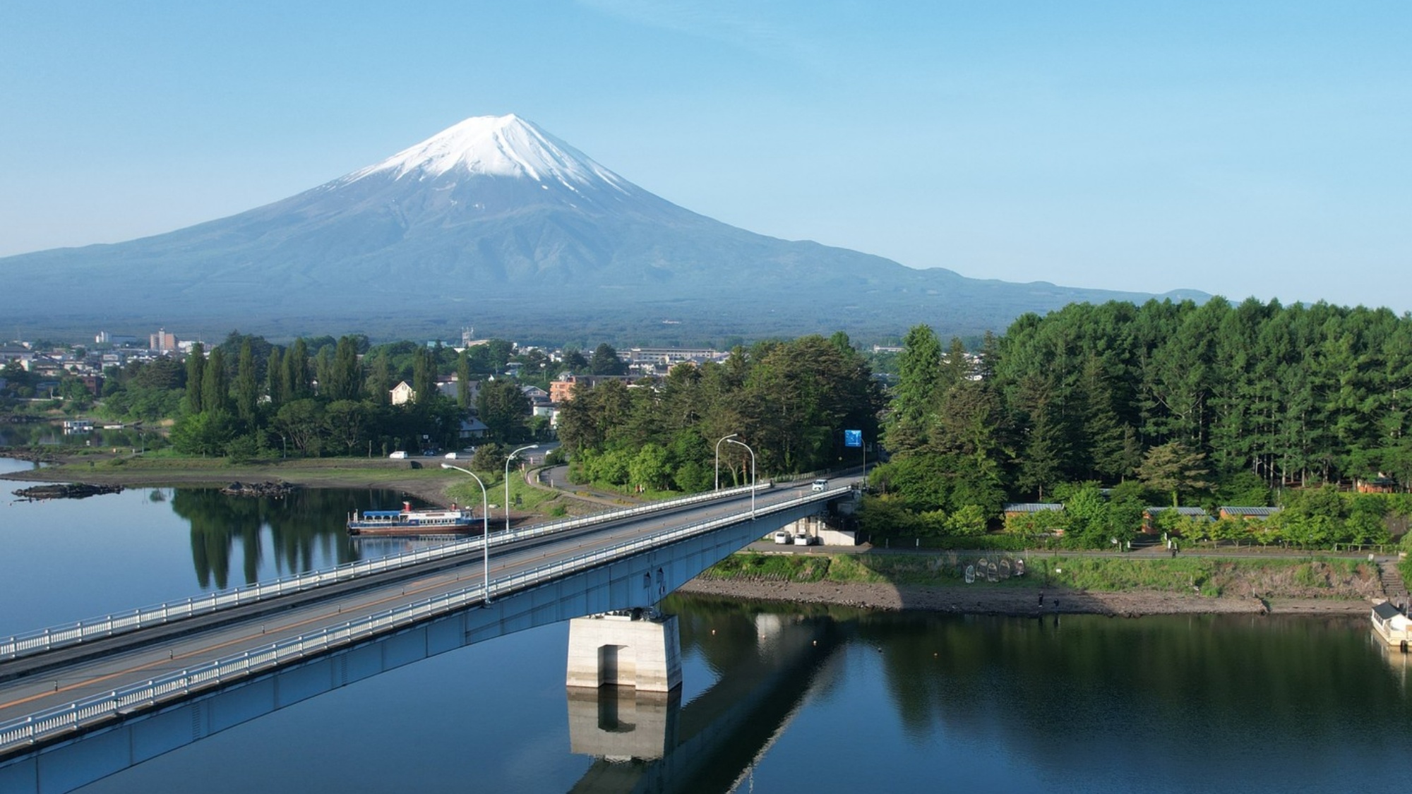 *河口湖大橋/眼前には雄大な富士山！当館からは歩いて5分ほどなので、朝の散歩にもオススメです