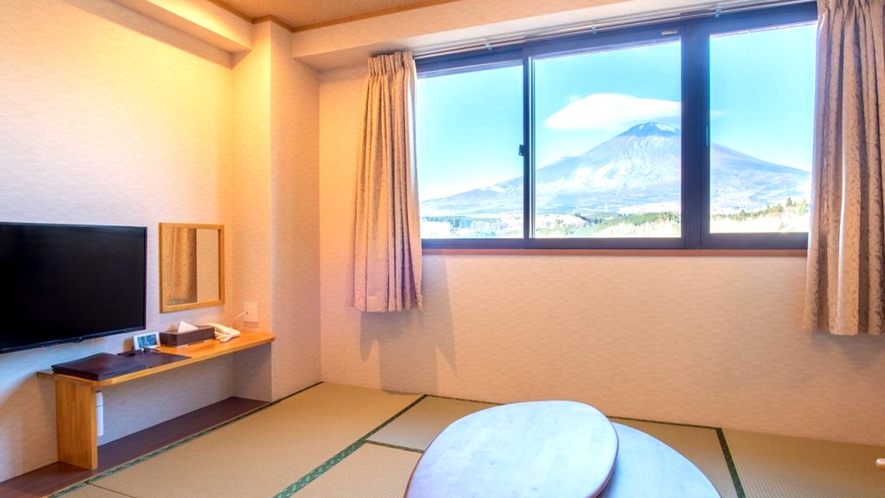【コネクティングルーム（富士山側）】4名までご利用いただける8畳2部屋の客室。