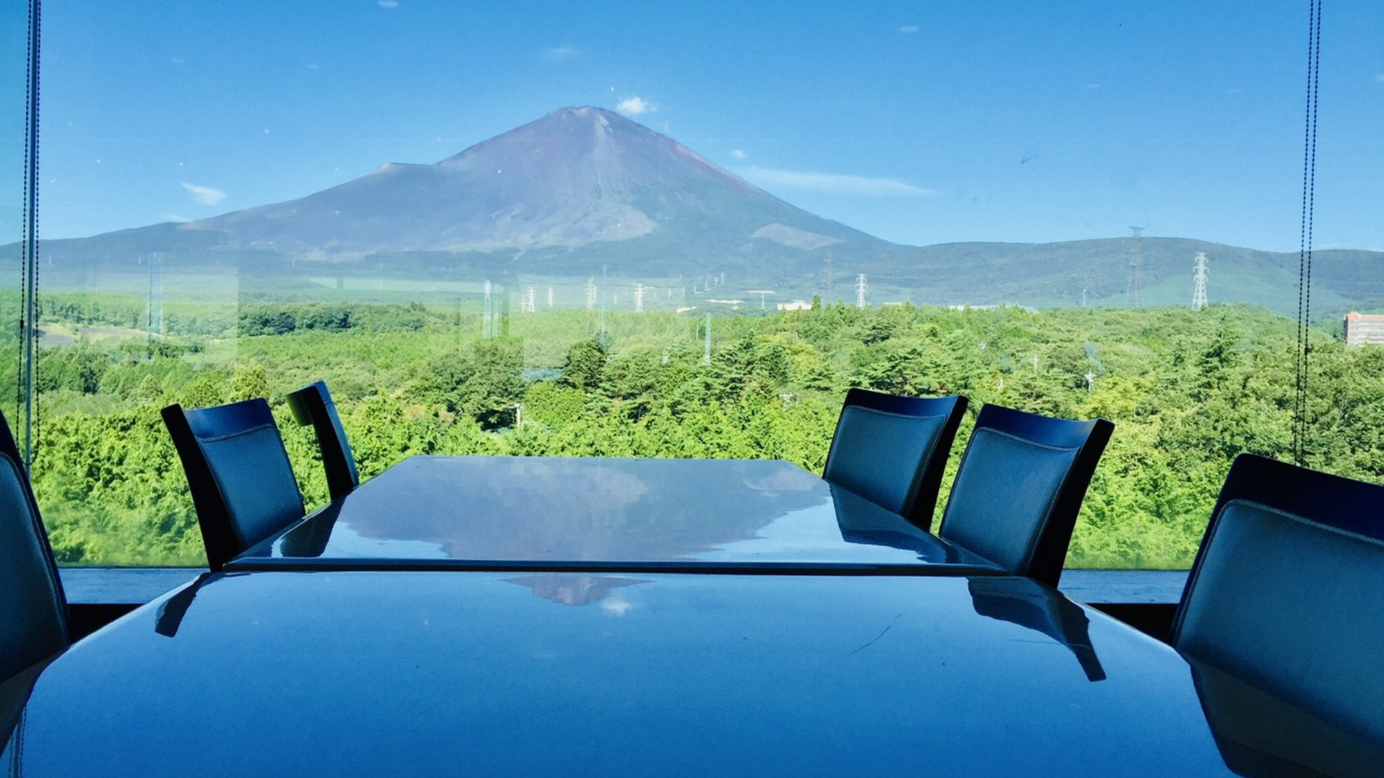 【展望レストラン】夏の眺望。青空と緑と富士山のコントラストをお愉しみ下さい。