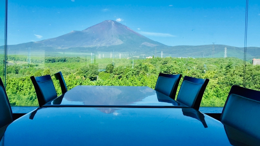 【展望レストラン】夏の眺望。青空と緑と富士山のコントラストをお愉しみ下さい。