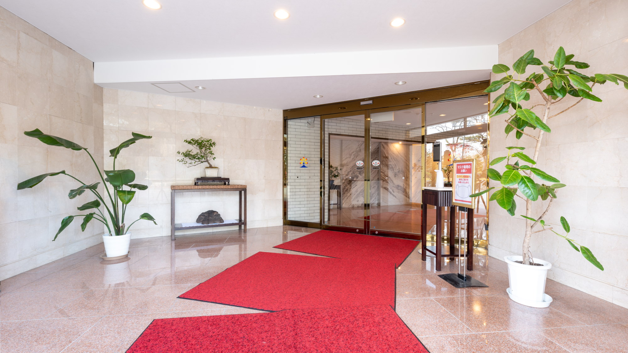 【B1階エントランス】自然に包まれた非日常体験のはじまり。