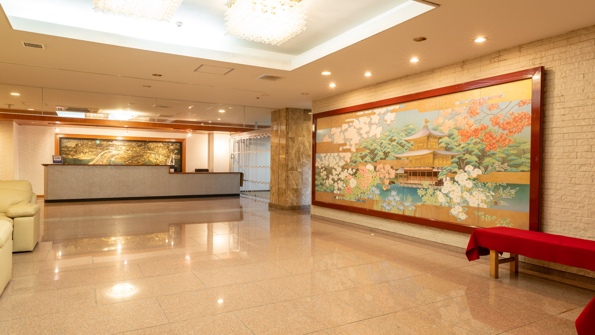 【B1階ロビー】華やかな空間がお出迎え。