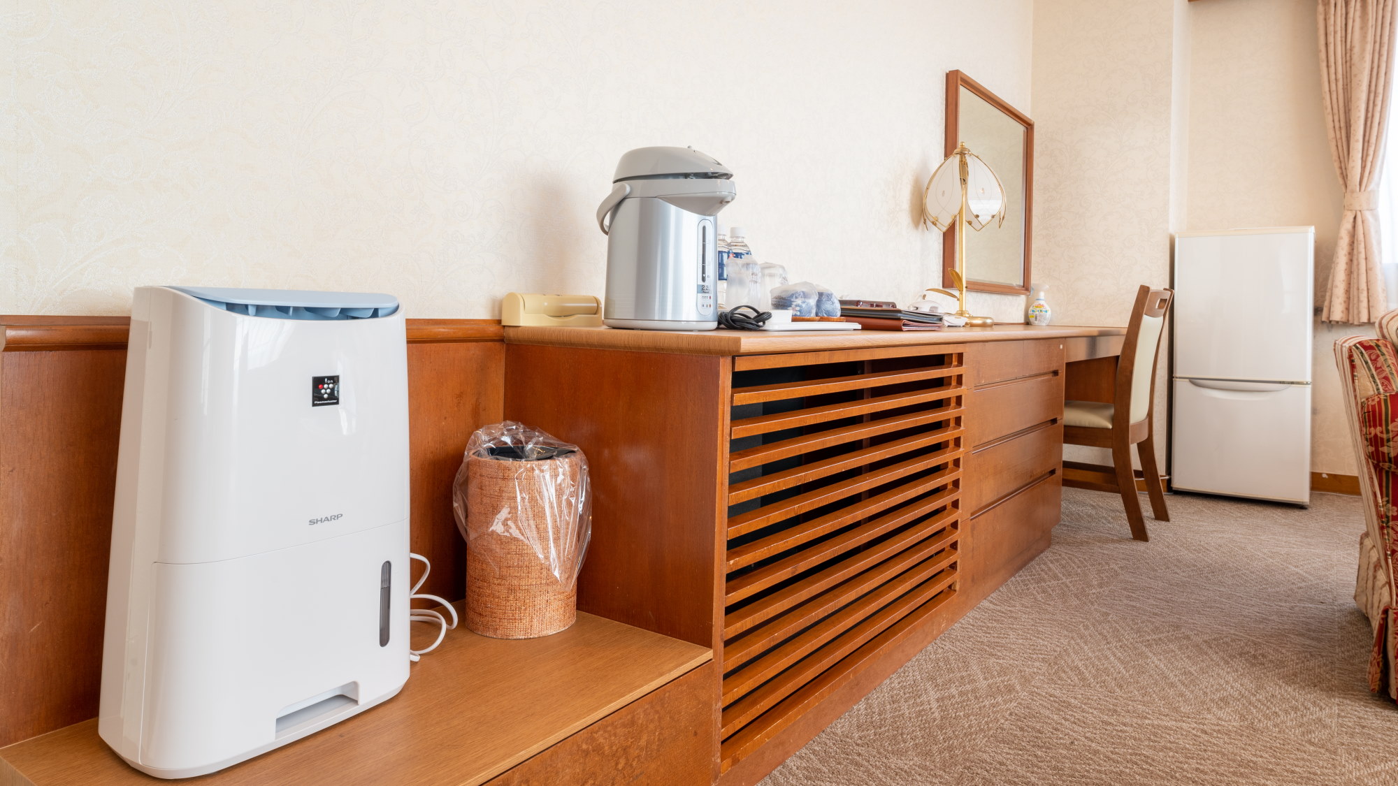 【スイートルーム】基本のアメニティから空気清浄器やマッサージチェアまで、スイートならではの設備。