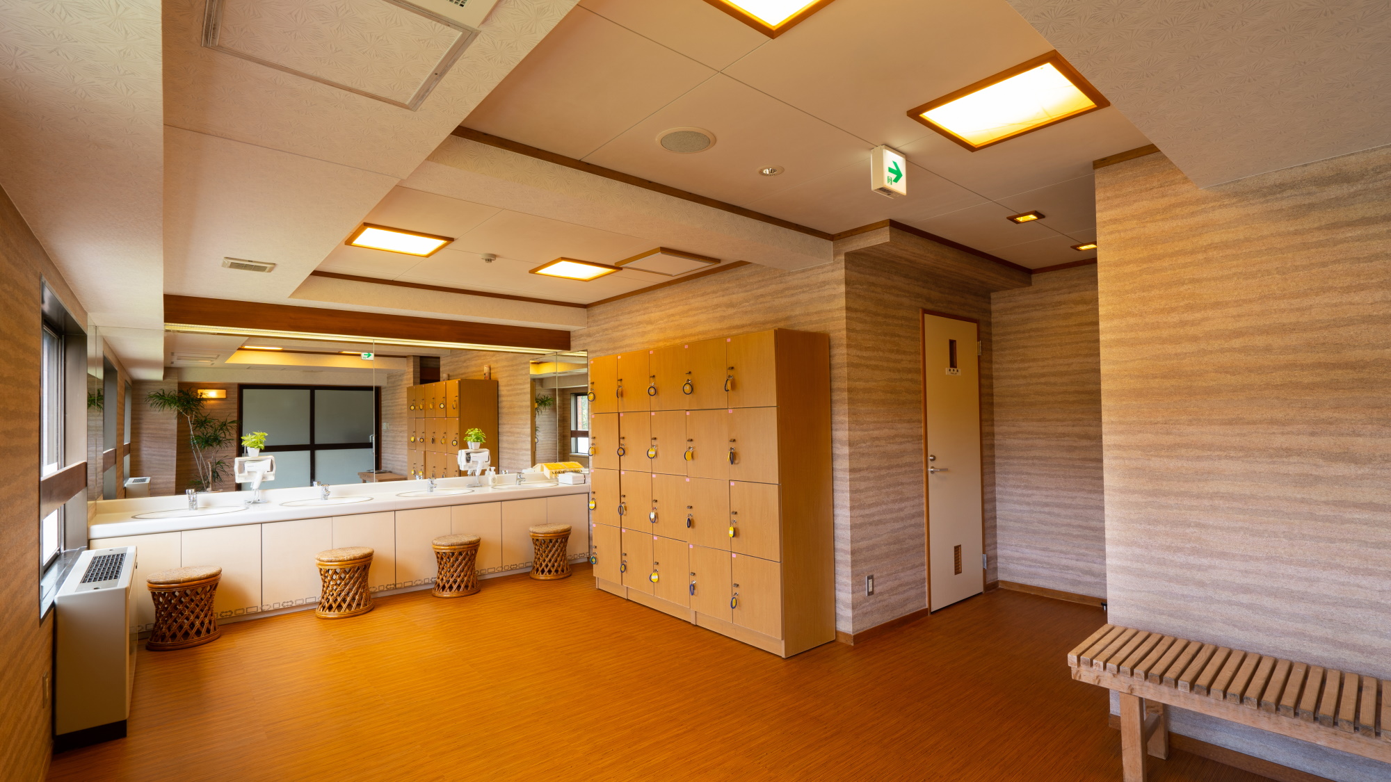 【大浴場】大浴場の脱衣所。