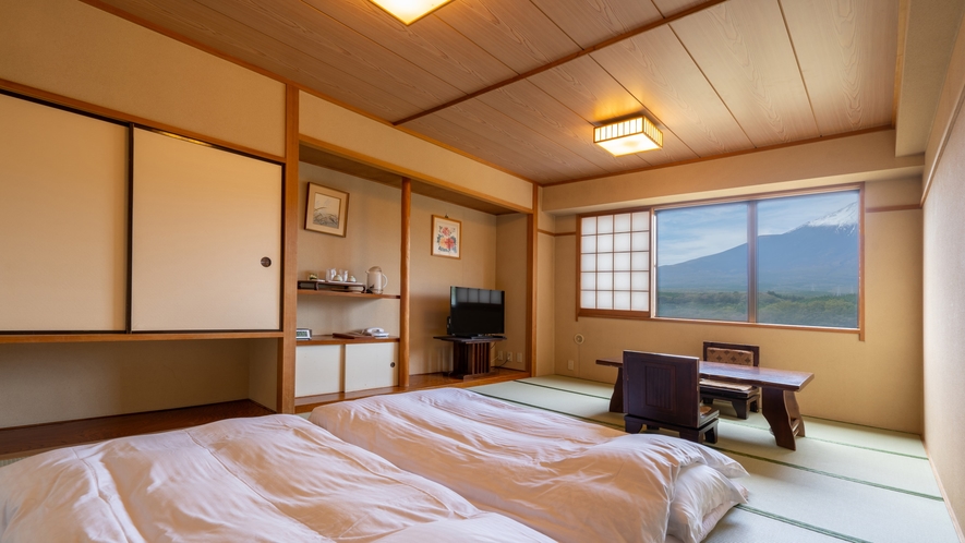 【デラックスルーム】優雅なリゾートステイを楽しみたい方へ。全室富士山側の12畳の客室です。