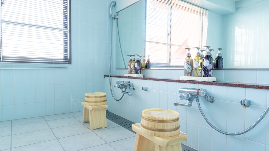 【スイートルーム】富士山熔岩を使用したお風呂には洗い場を2つ。