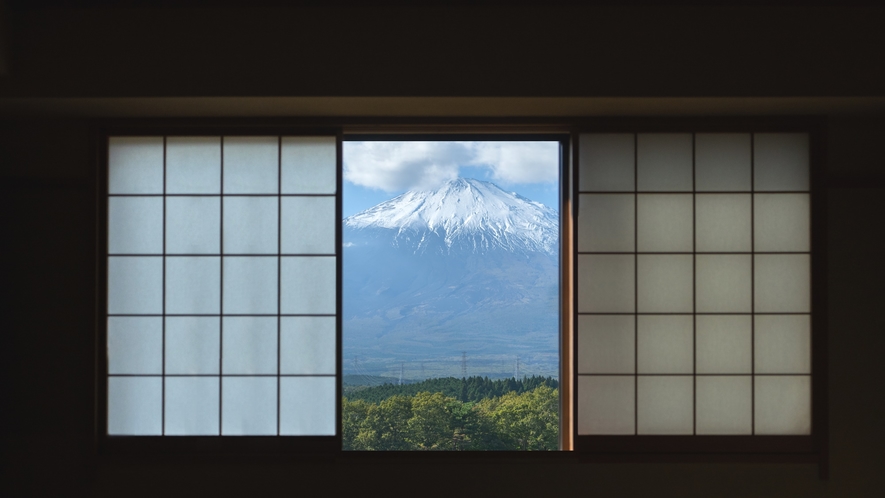 富士山側の客室からは、天気の良い日には迫力のある富士山を一望できます。