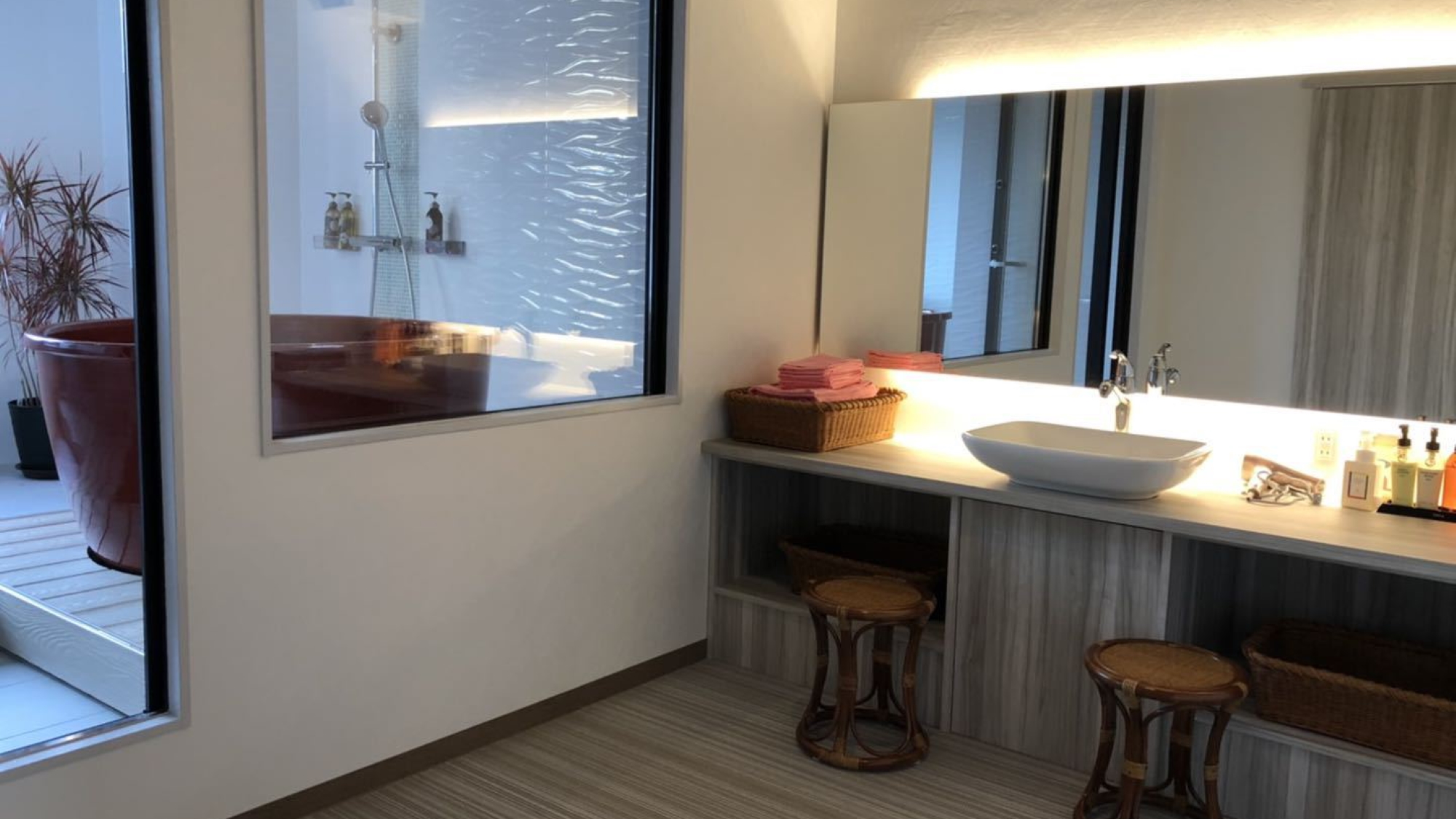 【貸切温泉風呂】広々とした脱衣所なので、家族やグループでも使いやすい。