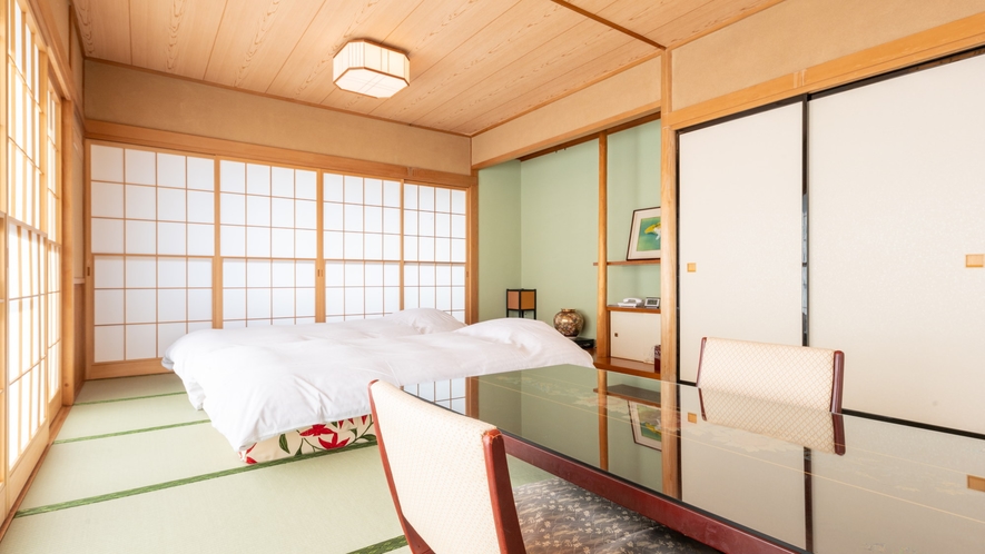 【スイートルーム】富士山側に位置する12畳の和室を広々ご利用いただけます。
