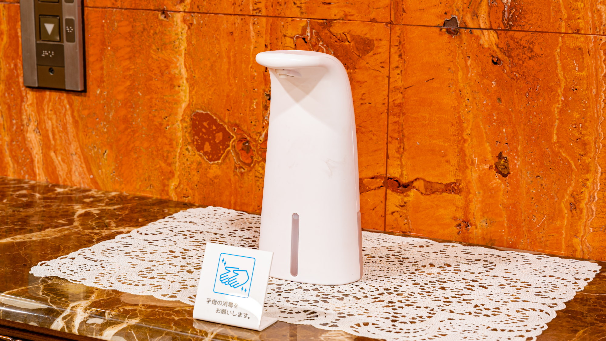 【エレベーターホール】各階にセンサー式のアルコールスプレーを設置しております。