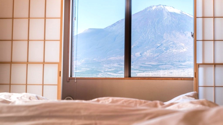 【スイートルーム】8階に位置し、天気が良い日は庭園も富士山も見渡せる100平米の贅沢な客室。