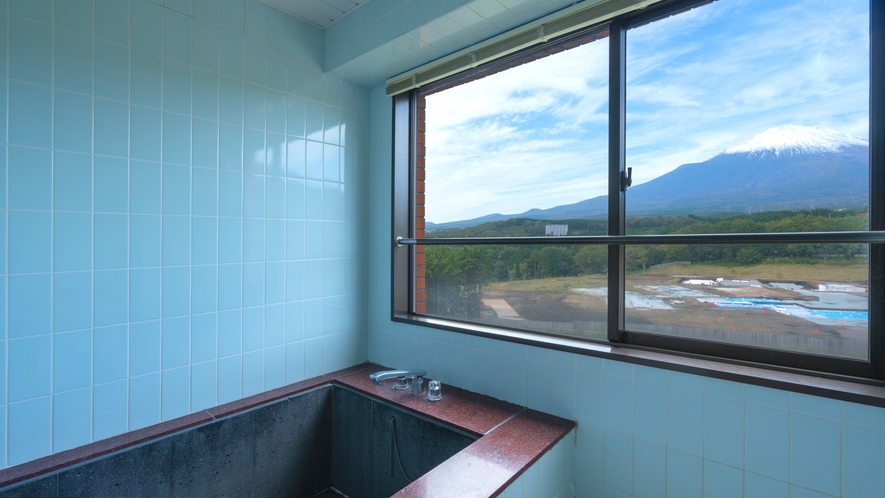【スイートルーム】「富士山熔岩風呂」は血行を良くし、肩こり・リウマチ・腰痛に効果があると言われます。