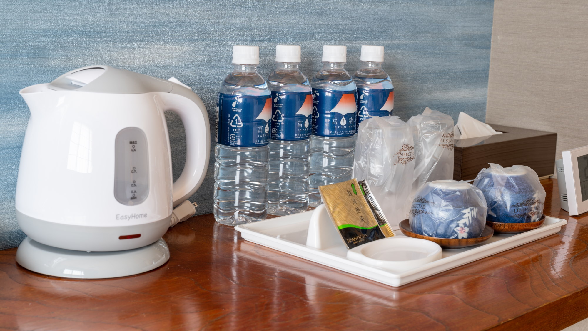 ミネラルウォーターは1人2本を全室でご用意。