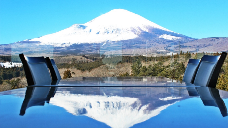 【展望レストラン】秋から春にかけて、雪をかぶった富士山がお目見え。