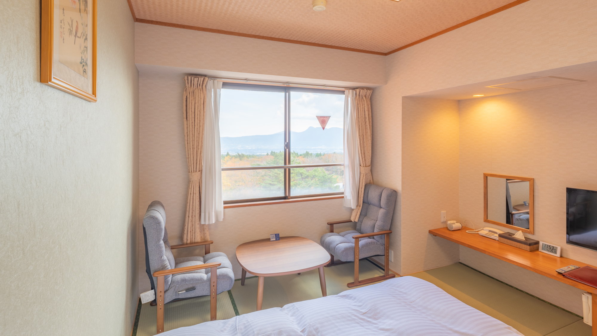 【スタンダードツイン（庭園側）】四季折々の庭園と、箱根側の山並みを一望できます。