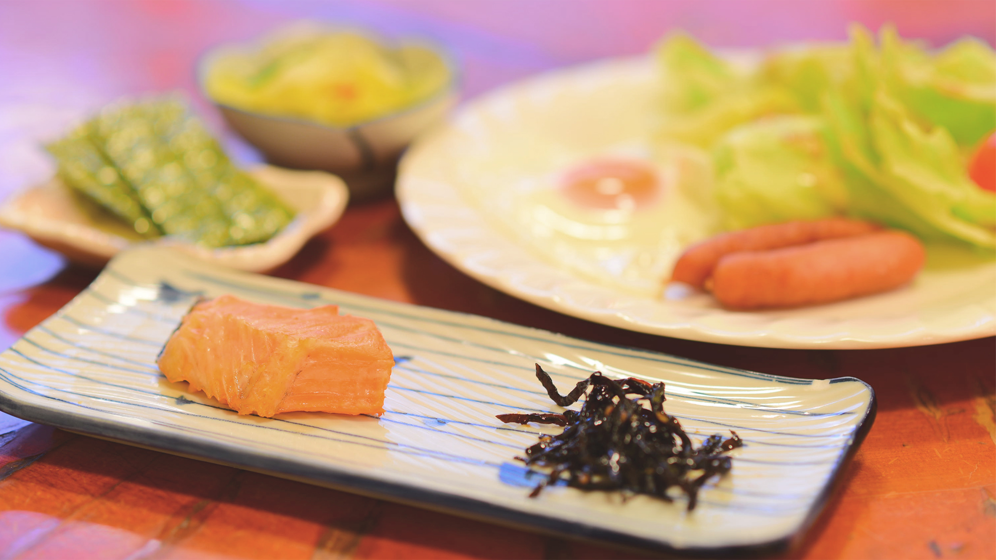 *[朝食一例]朝食の定番目玉焼きにウィンナー、サラダなど