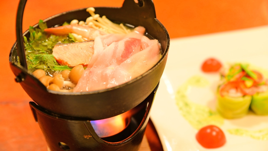 *[夕食一例]豚肉・鮭・きのこ・白菜等具だくさんのゴマちゃんこ鍋