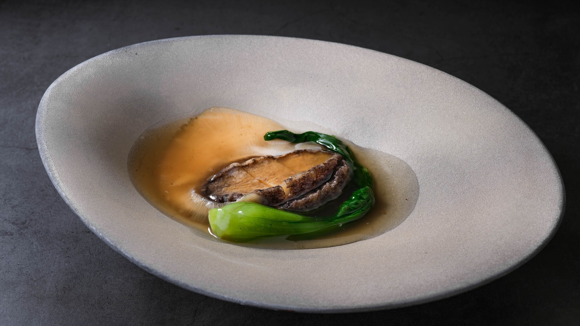 一例）アミューズ：三陸フカヒレと鮑の姿煮