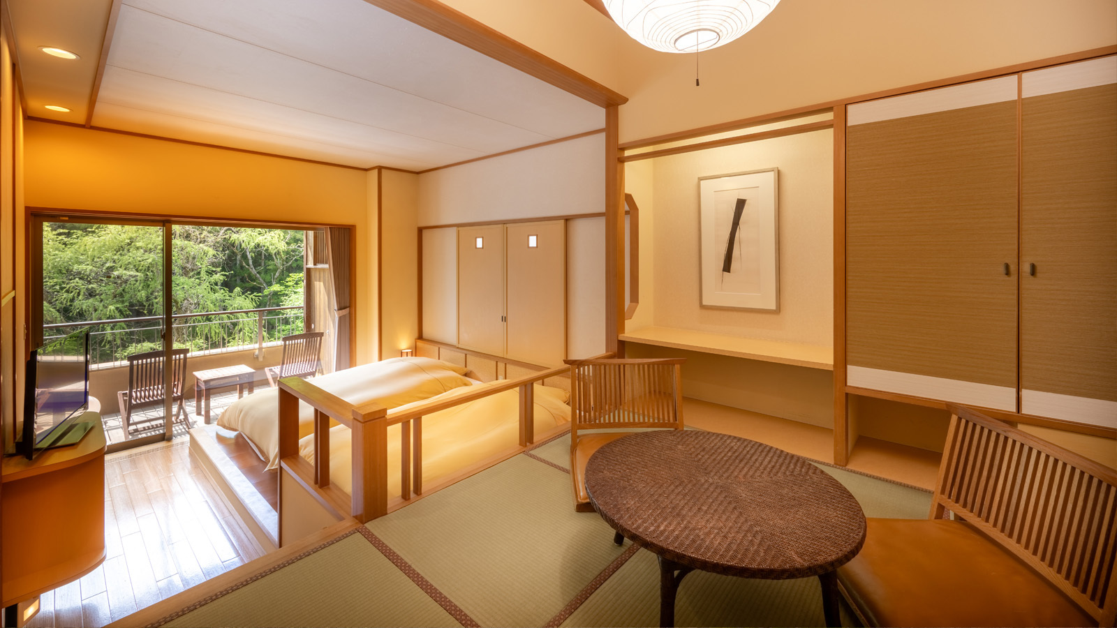 4階　眺望メゾネット和モダン　入り口から見た客室内。3～4段程階段がございます。