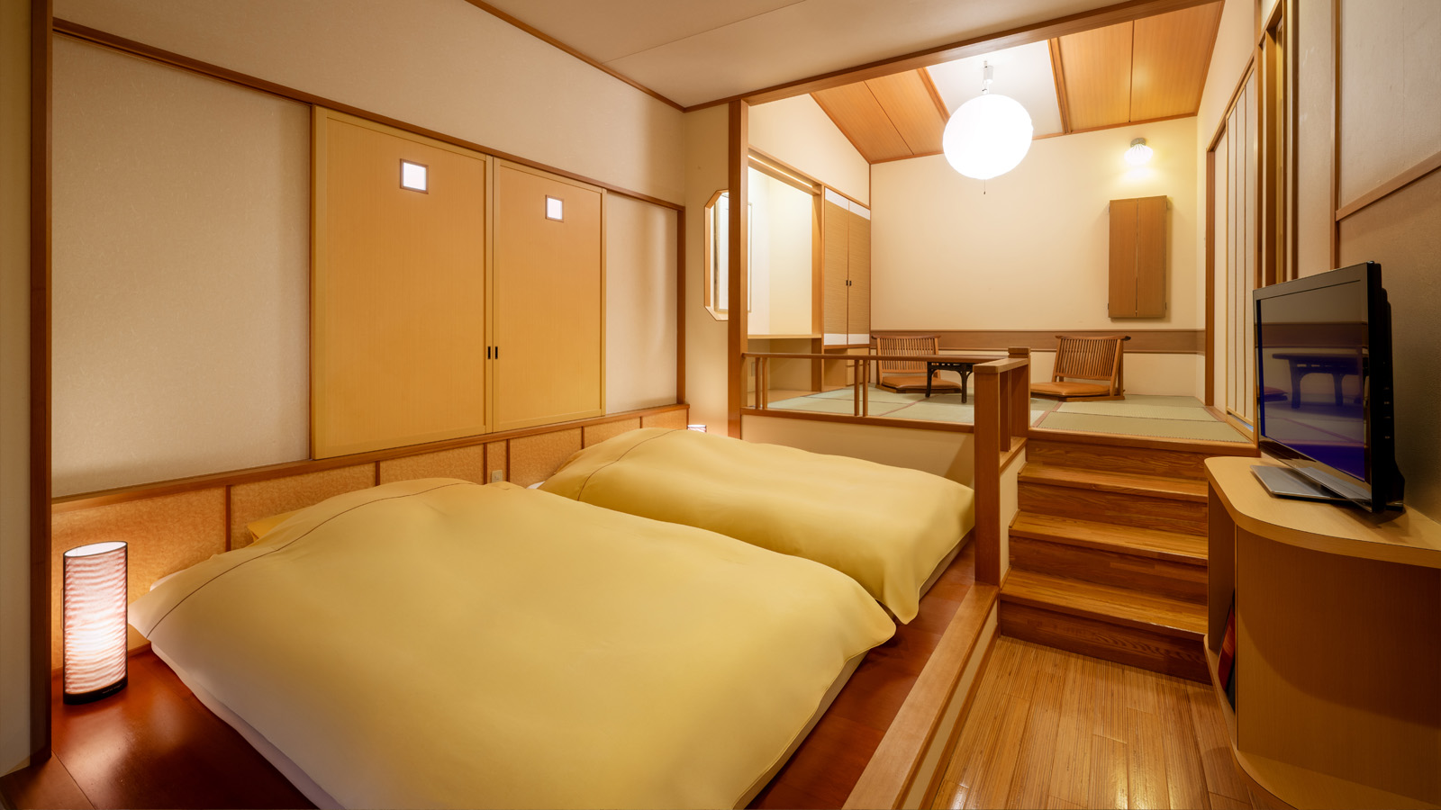 4階　眺望メゾネット和モダン　窓側から見た客室内。3～4段程階段がございます。