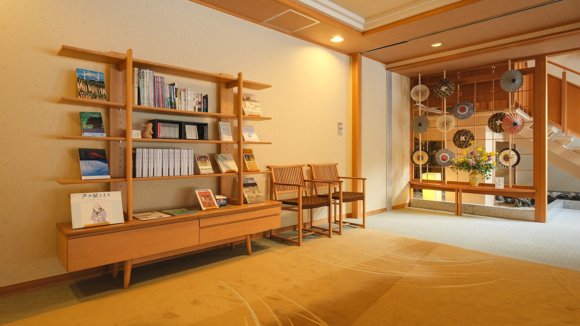 1階エレベーターホールには、本、CDの貸出しがございます