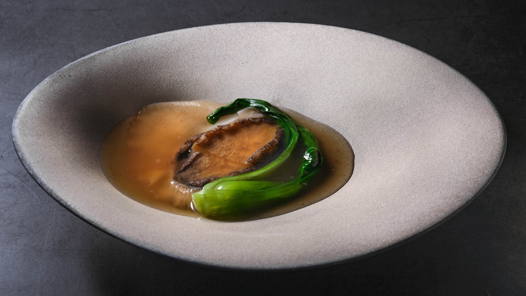 一例）アミューズ：三陸フカヒレと鮑の姿煮