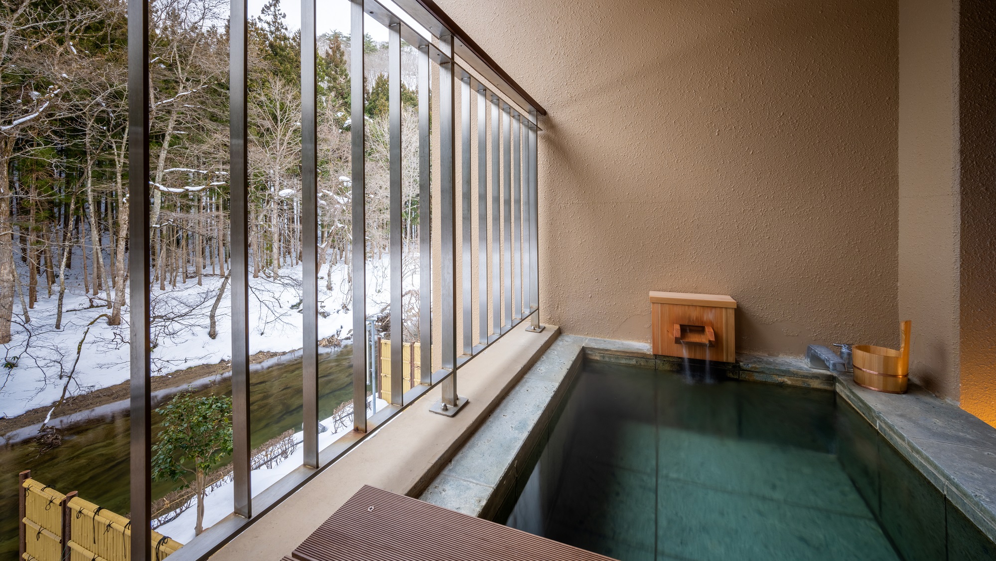 志だてスイート　渓流を望む石枡露天風呂(冬)　※露天風呂は旧客室のものを使用しています。