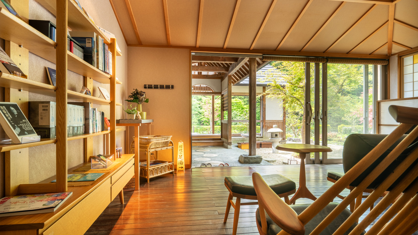 湯上がりラウンジには無料貸し出しの本やCDをご用意しております。