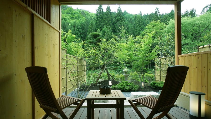 1階　庭園露天風呂付和洋室【Aタイプ】　バルコニーからは目の前の庭園をお愉しみください。