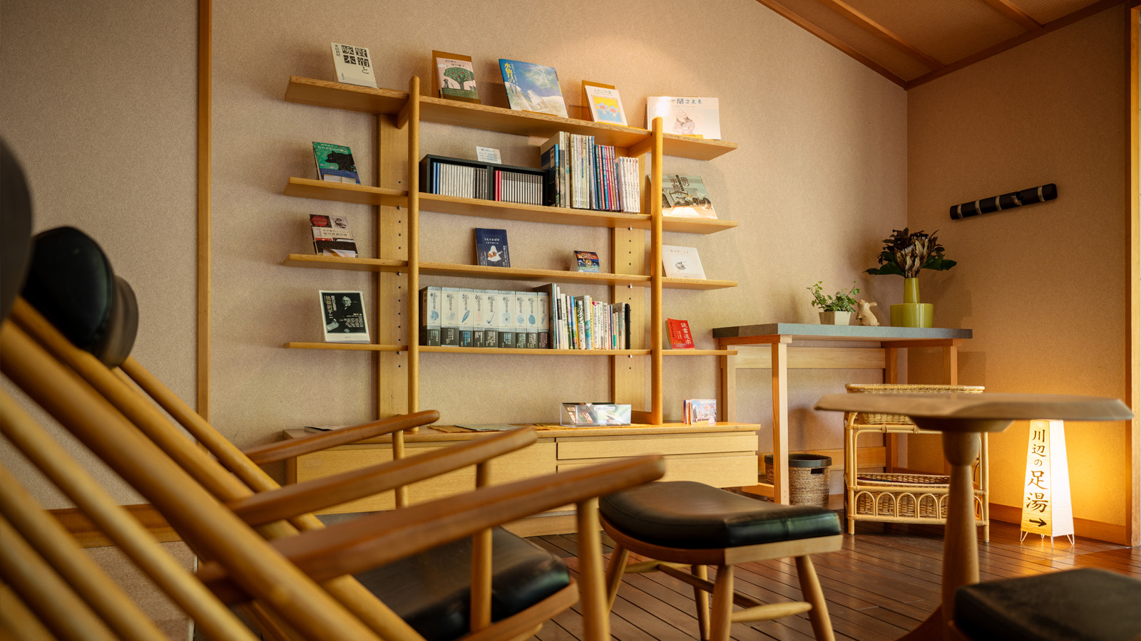 湯上がりラウンジには無料貸し出しの本やCDをご用意しております。