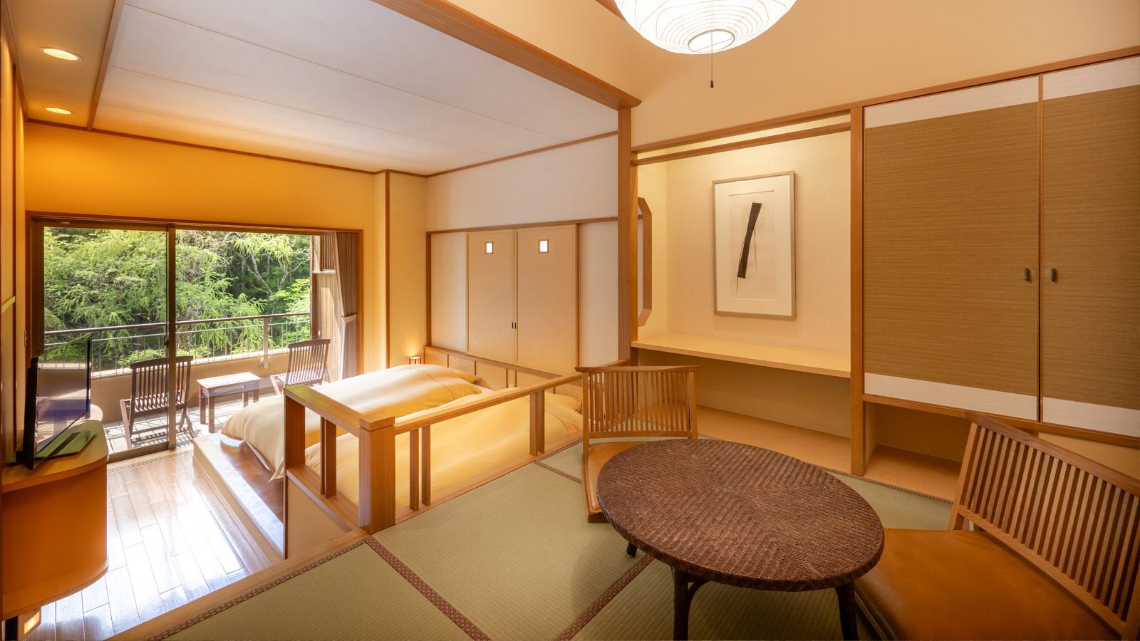 4階　眺望メゾネット和モダン　入り口から見た客室内。3～4段程階段がございます。