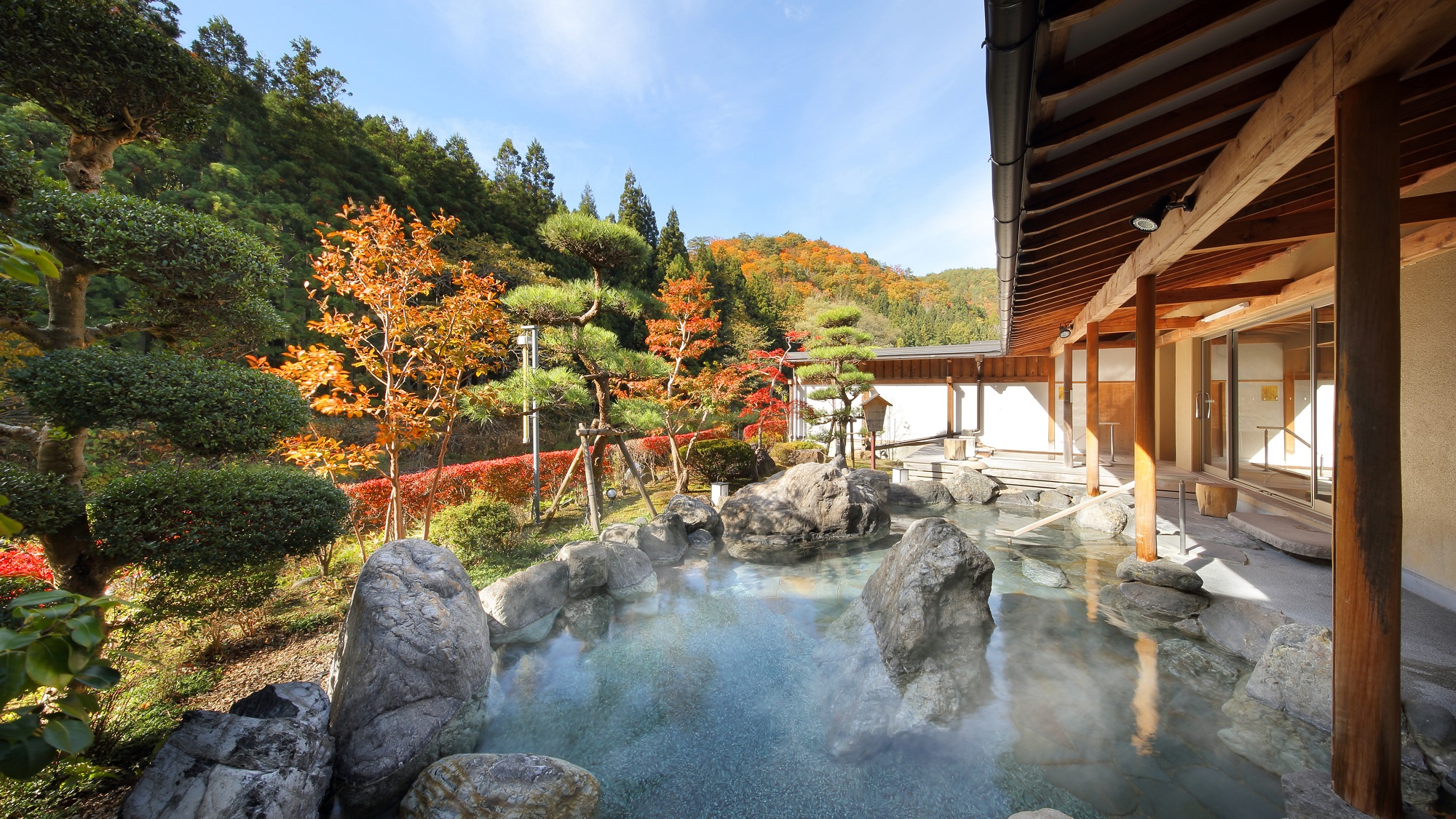 大浴場「喜久の湯」露天風呂　例年、10月下旬～11月初旬頃が紅葉の見ごろとなっております。