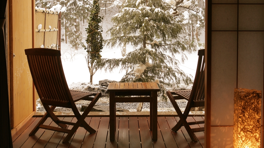 1階　庭園付和モダン　バルコニーからは雪の庭園をお愉しみください。