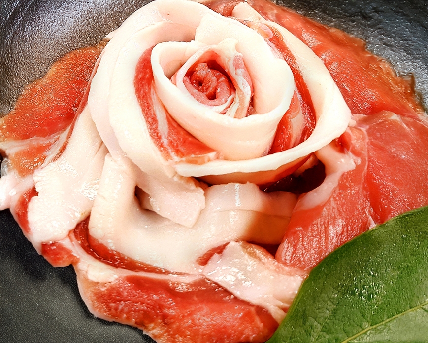 【プレミアム会席】冬季限定のぼたん鍋会席。甘い脂がとろける猪ロースを伝統味噌で贅沢に味わう