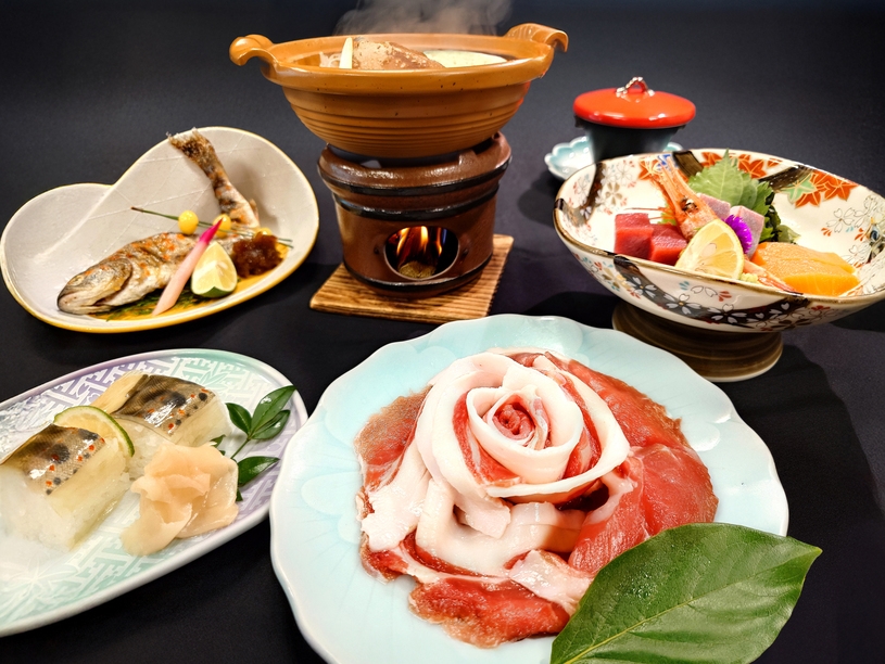 【プレミアム会席】冬季限定のぼたん鍋会席。甘い脂がとろける猪ロースを伝統味噌で贅沢に味わう