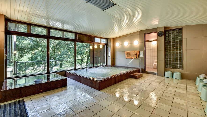 *大浴場1F。お風呂の大きな窓からは勝浦川と緑を眺められます。