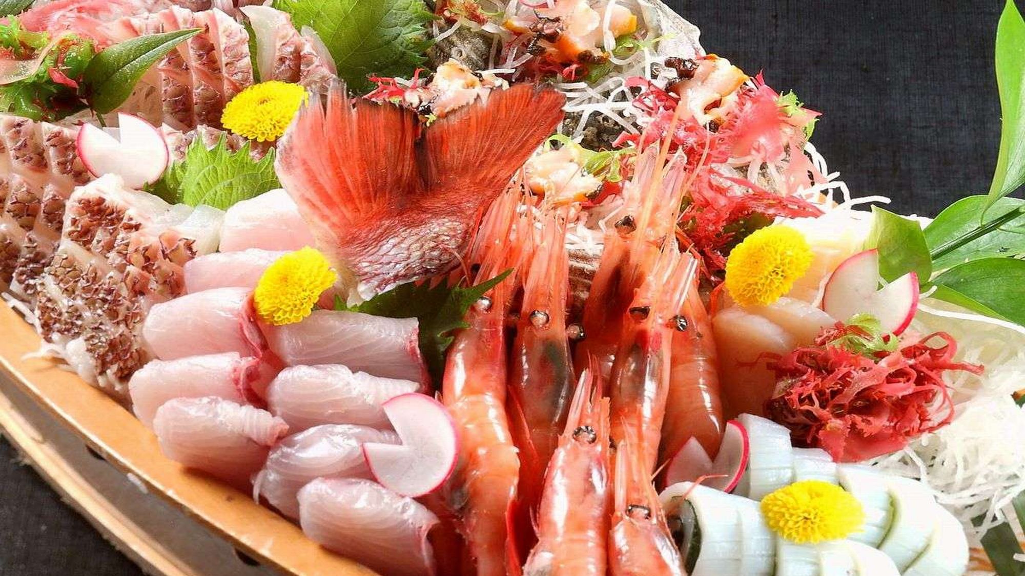 【舟盛】　※新鮮な日本海の幸を丸かじり！(盛の種類は季節やプランによって変わります)写真は5名様盛り