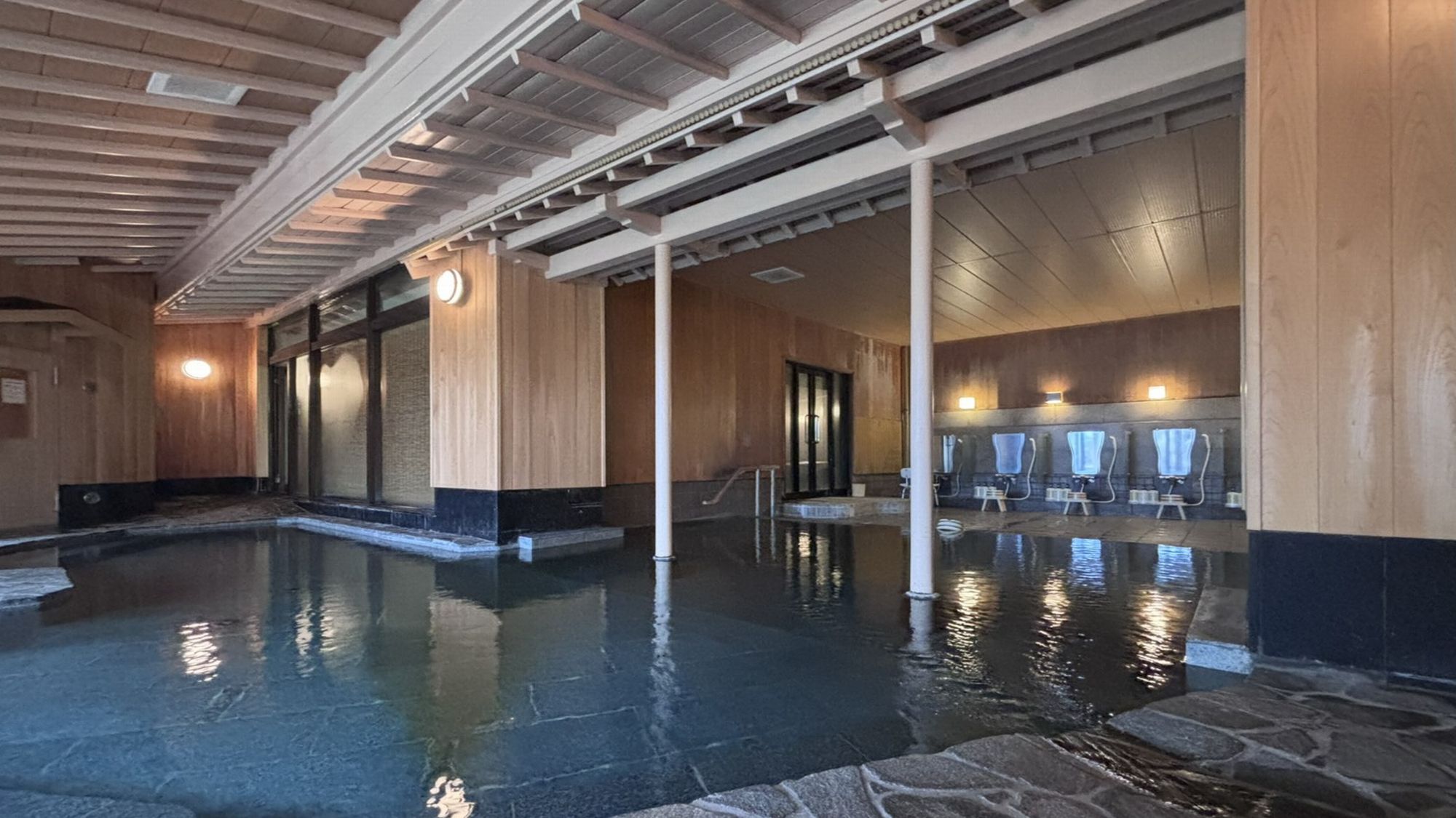 【殿方大浴場】広々としたお風呂で至福のひとときをお過ごしください。