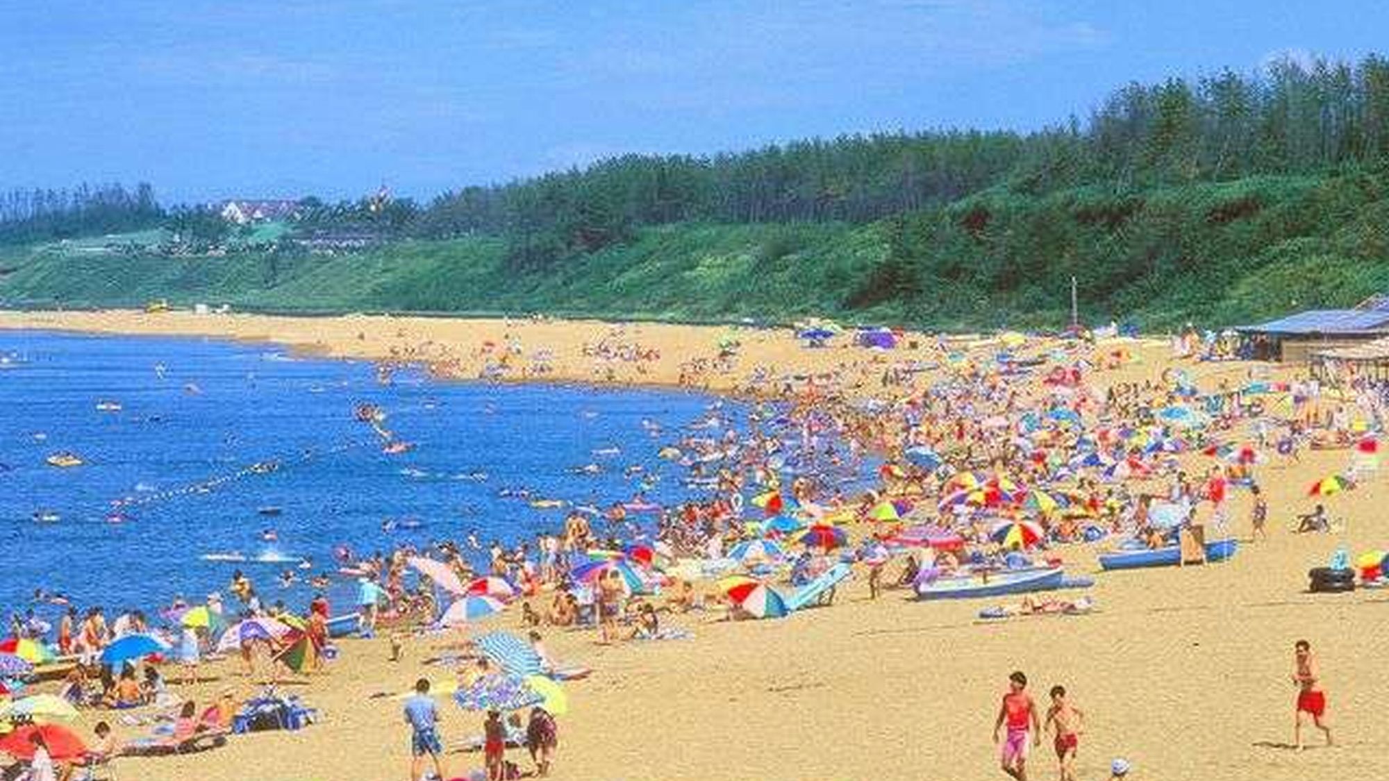 【浜地海水浴場】　※水の透明度の高さは県内でも有名です☆