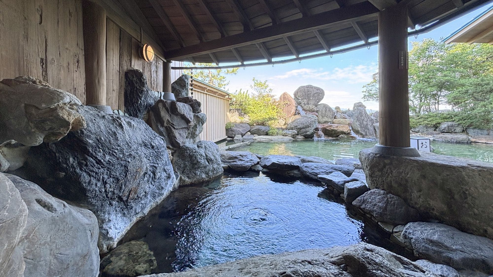 【殿方大浴場】のどかな自然を眺めながら寛ぐ