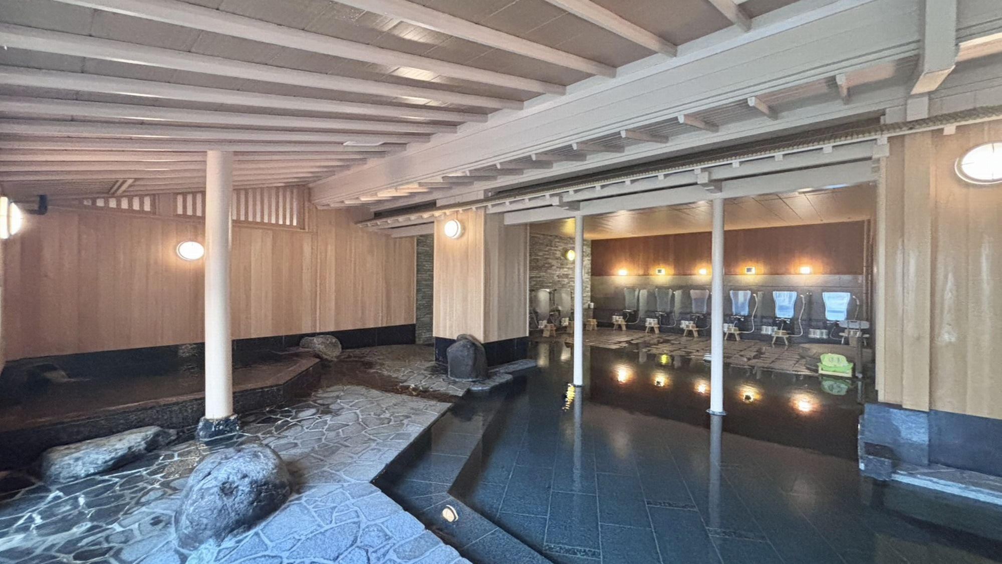 【婦人大浴場】広々としたお風呂で至福のひとときをお過ごしください。