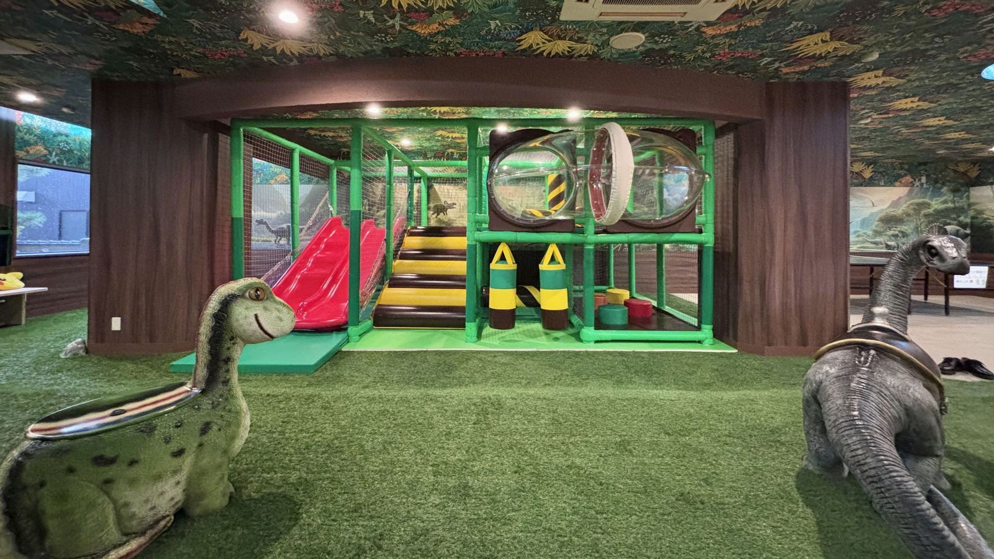 【恐竜の森】恐竜の森に迷い込んだかのようなキッズルーム