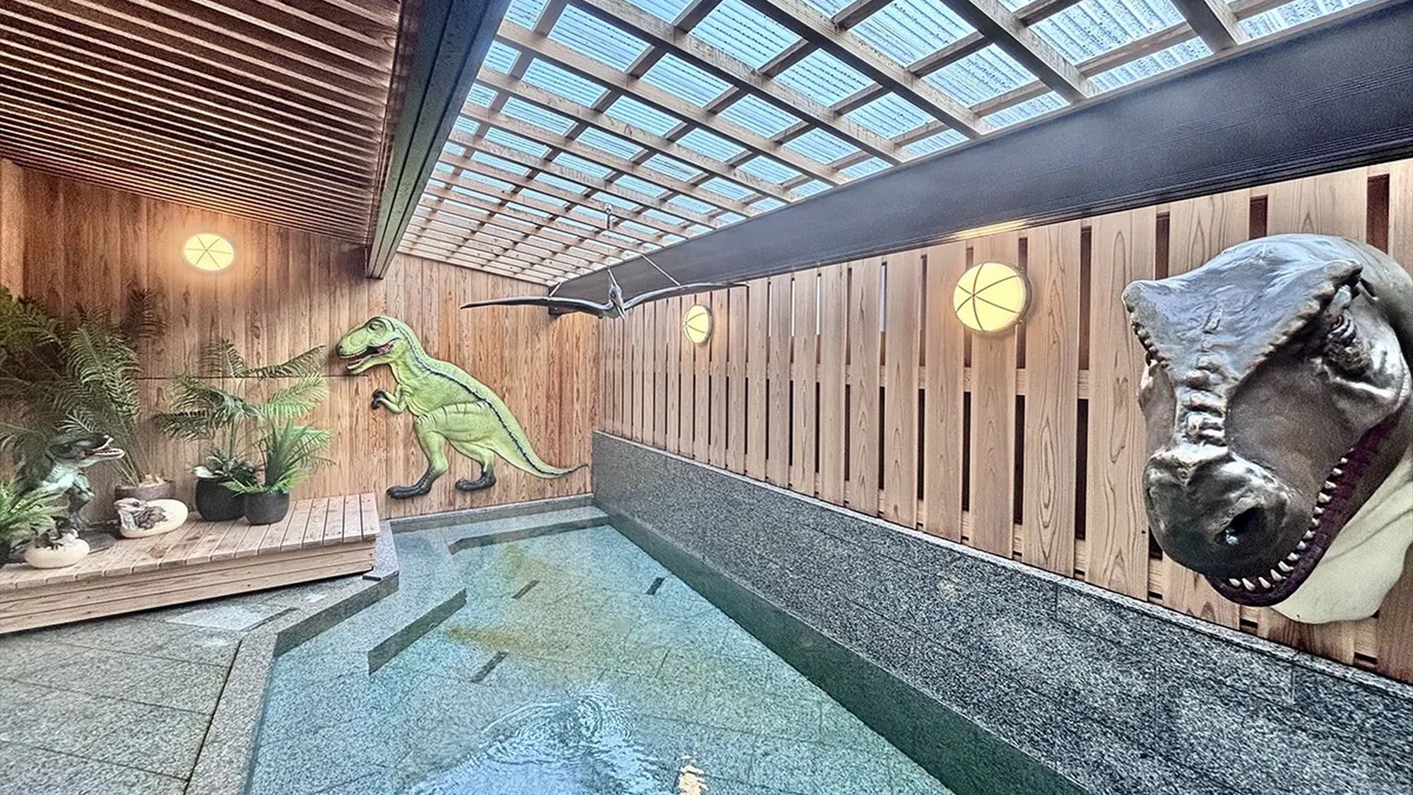 【恐竜風呂】非日常空間で味わう、くつろぎの湯。