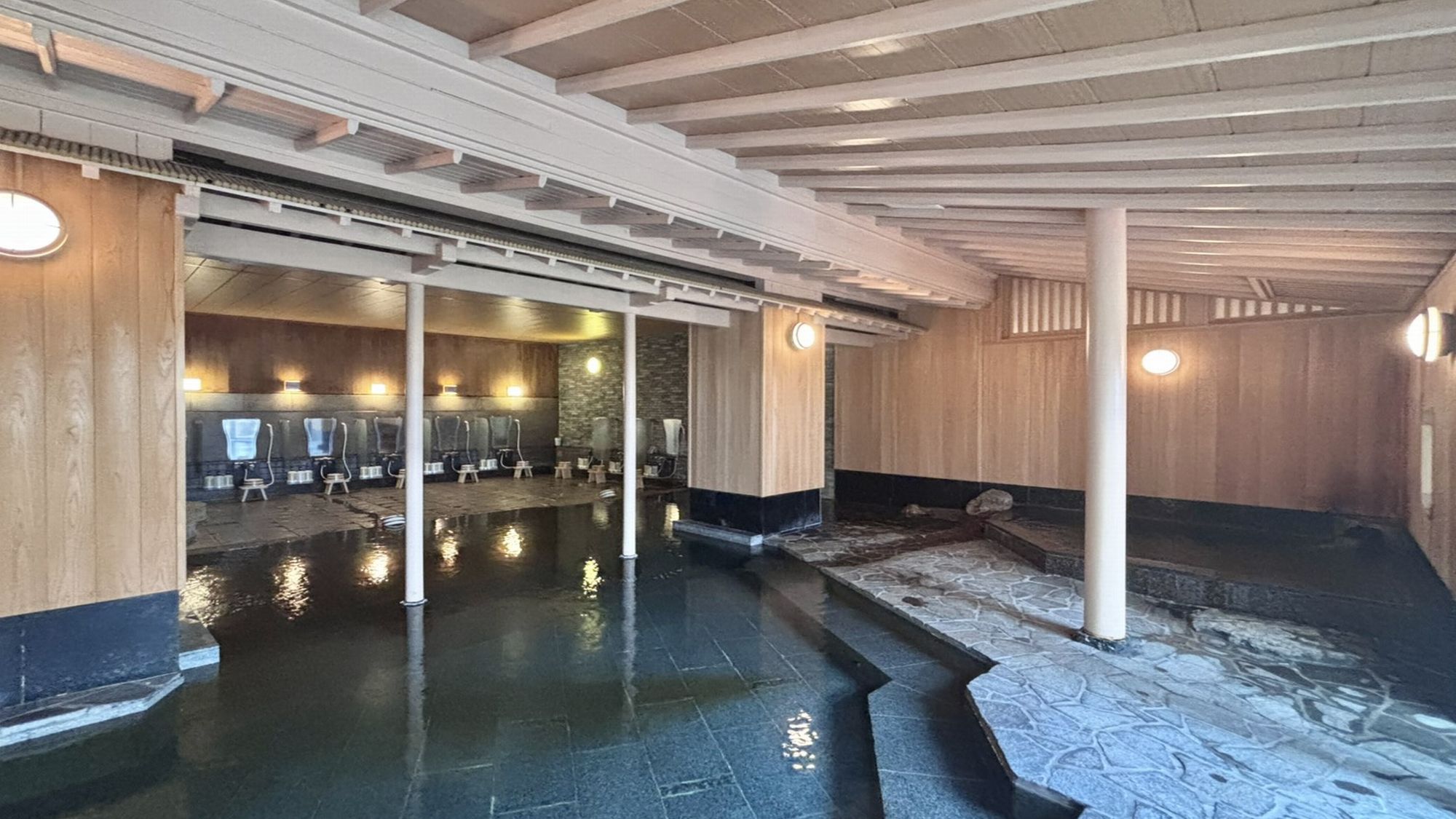 【殿方大浴場】天然温泉の湯をゆったり堪能できる大浴場。