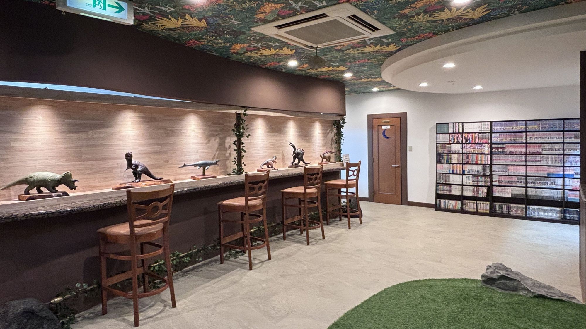 【恐竜の森】恐竜に囲まれた空間で漫画も楽しめる