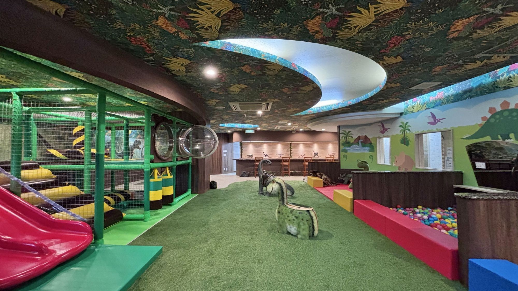 【恐竜の森】ボールプールや滑り台などでお子様大満足