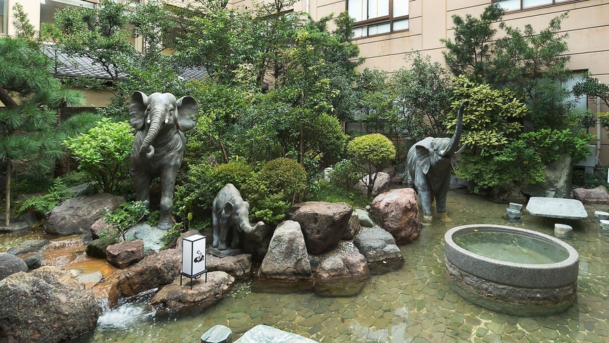 【庭園】中庭では親子象が仲良く水遊び♪